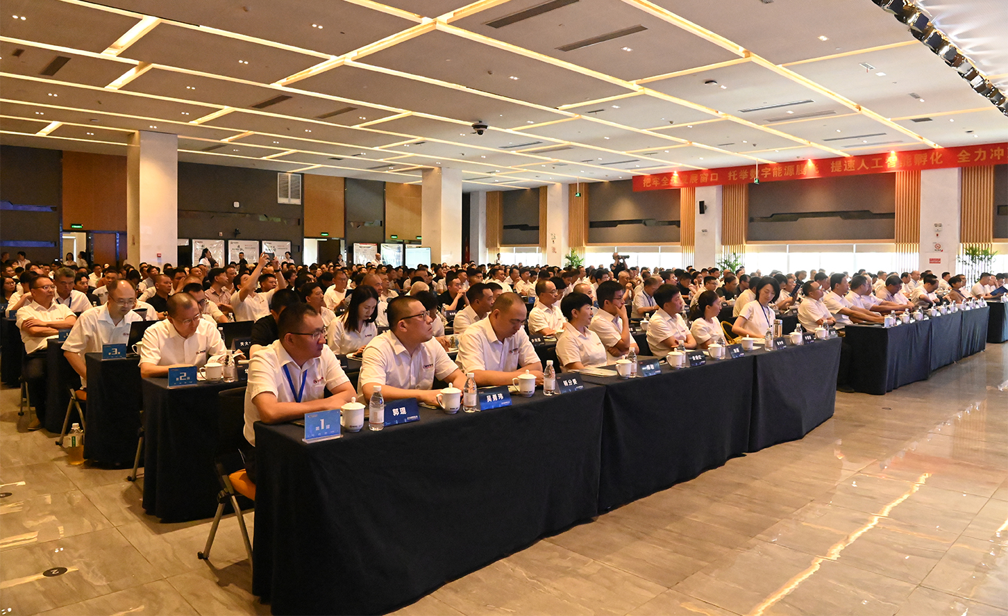 踔厉奋发四曲线，乘风破浪十五五——银轮股份2025年度战略研讨会综述